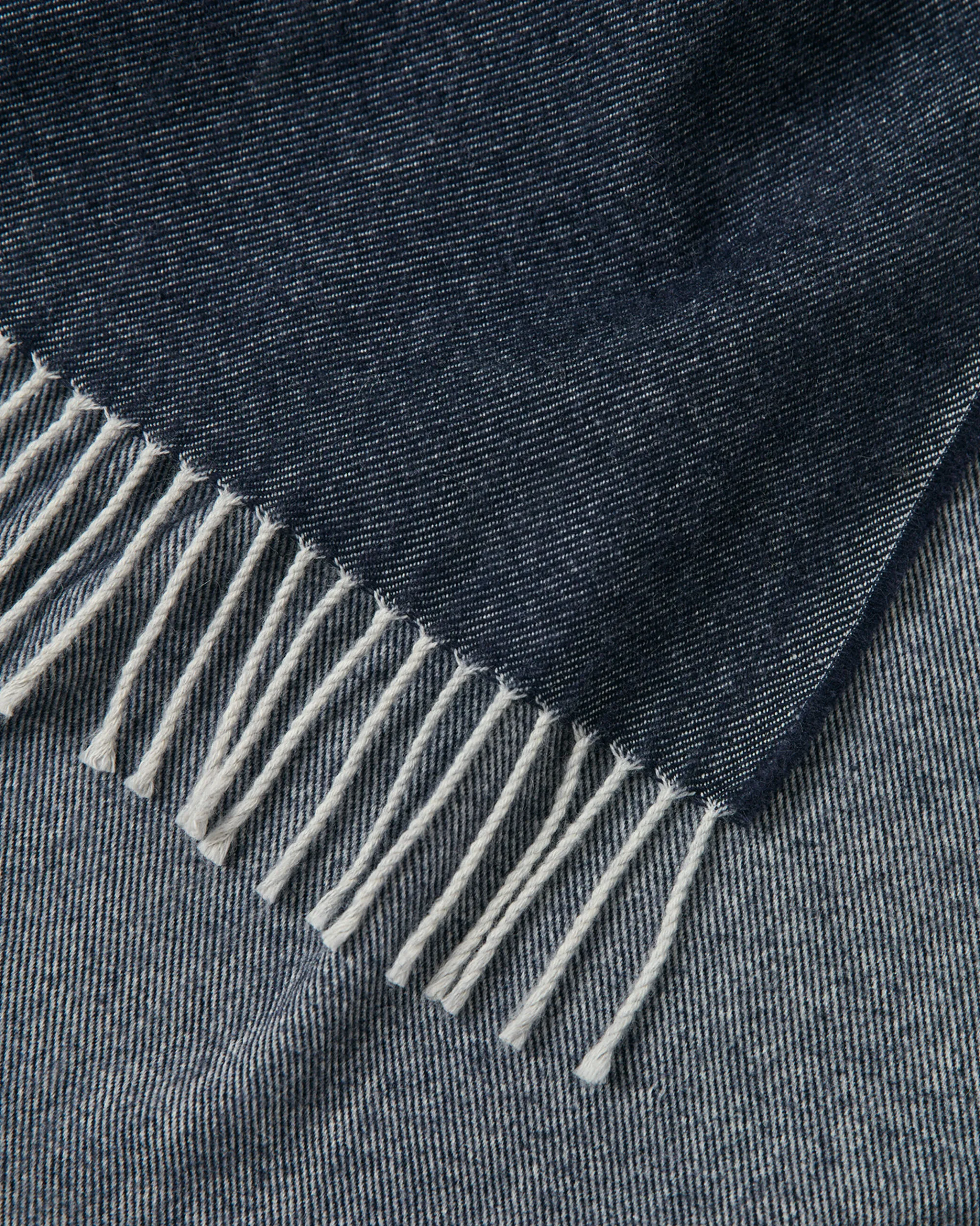 Logo Throw