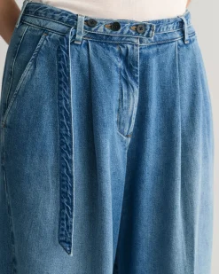 Loose Fit Low-Waisted Belted Jeans